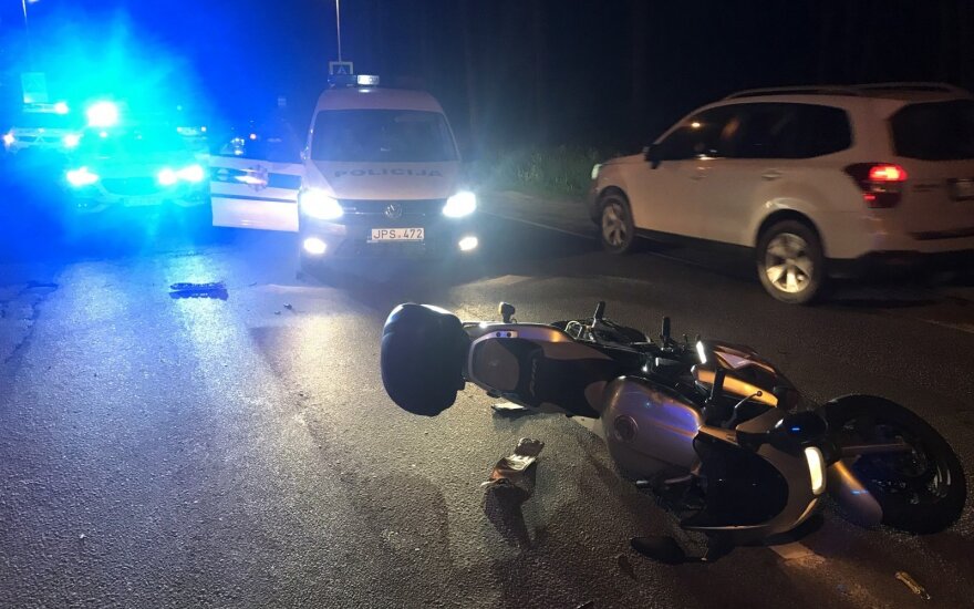Vilniaus pakraštyje „Lexus“ susidūrė su motociklu: medikų pagalbos prireikė abiem vairuotojams