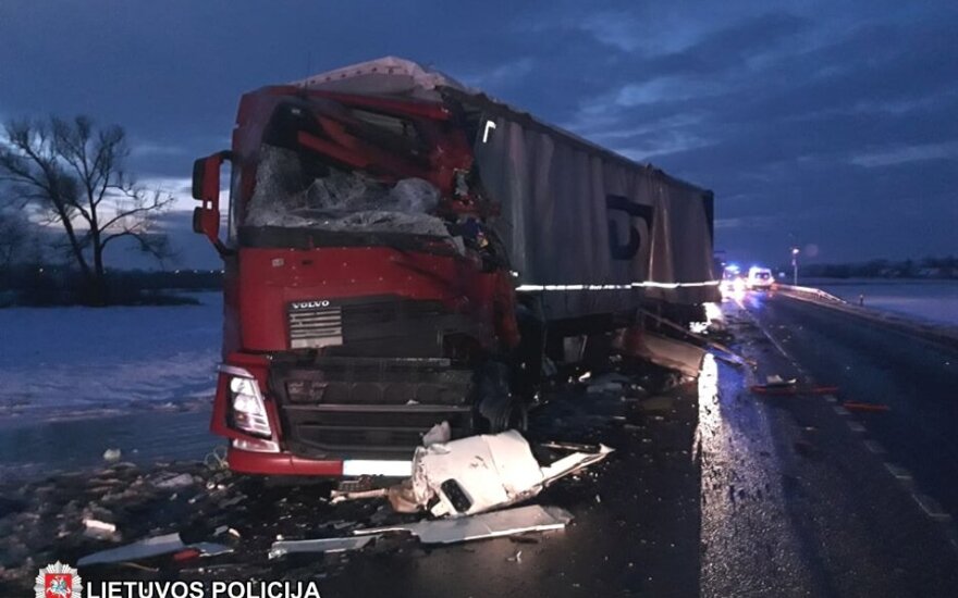 Russian and Latvian truck drivers die in head-on collision