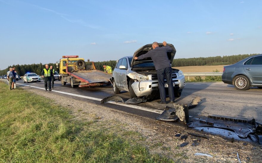 Masinė avarija Trakų rajone: susidūrė trys automobiliai ir traktorius, sužaloti trys vaikai
