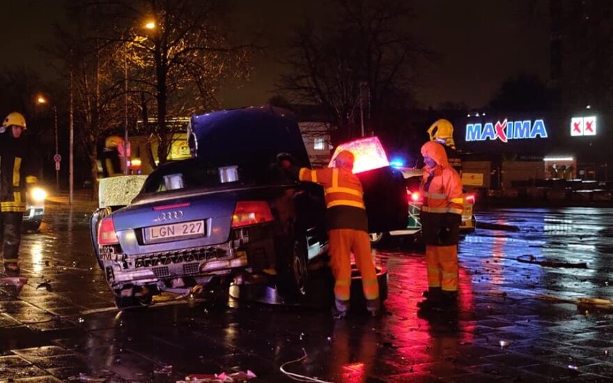 Naktinis girto vairuotojo skrydis su kabrioletu Vilniuje
