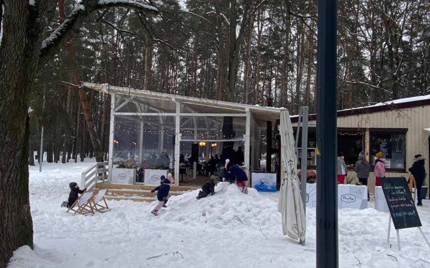 Šeštadienį Vingio parką užplūdo vilniečiai: klausimų sukėlė šalia kavinės įrengta terasa