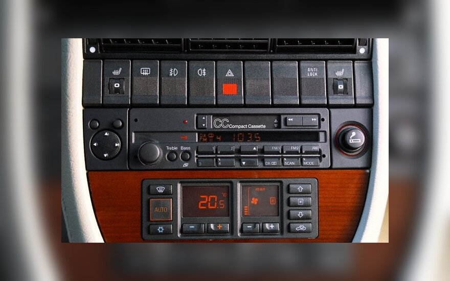 Baigėsi kasečių grotuvų era automobiliuose