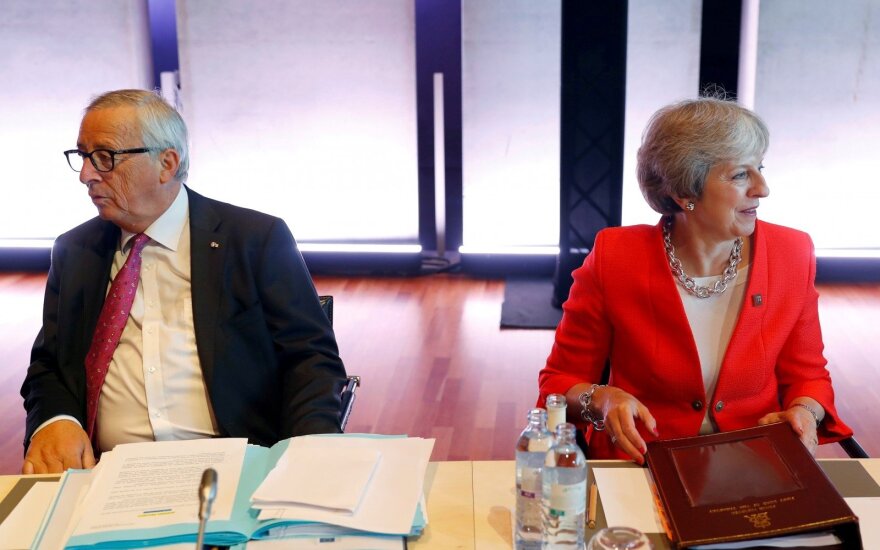  Jeanas-Claude'as Junckeris, Theresa May