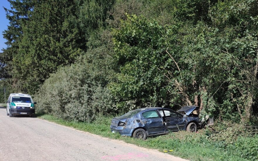 Raseinių rajone po smūgio į medį į Kauno klinikas nuvežtos moteris ir paauglė
