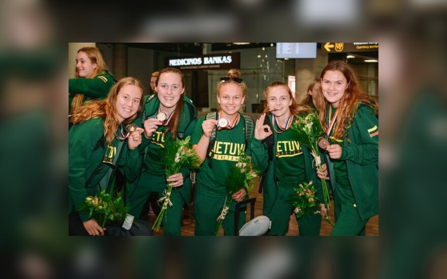 20-metės su bronzos medaliais grįžo į Lietuvą