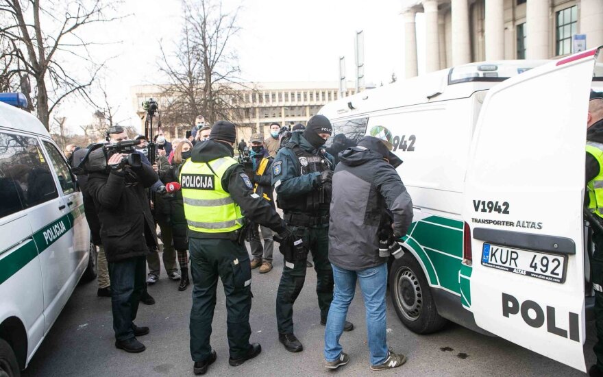 Prie Seimo surengta akcija prieš kaukių dėvėjimą: teko įsikišti ir policijai