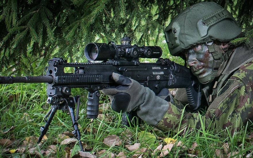Lietuvos karys su taikliojo šaulio ginklu 