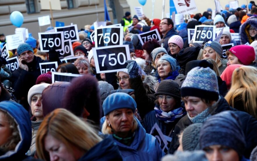 Latvijos mokytojai mitinge Rygos centre reikalauja didinti algas
