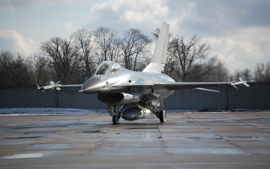 F-16 fighter-jet
