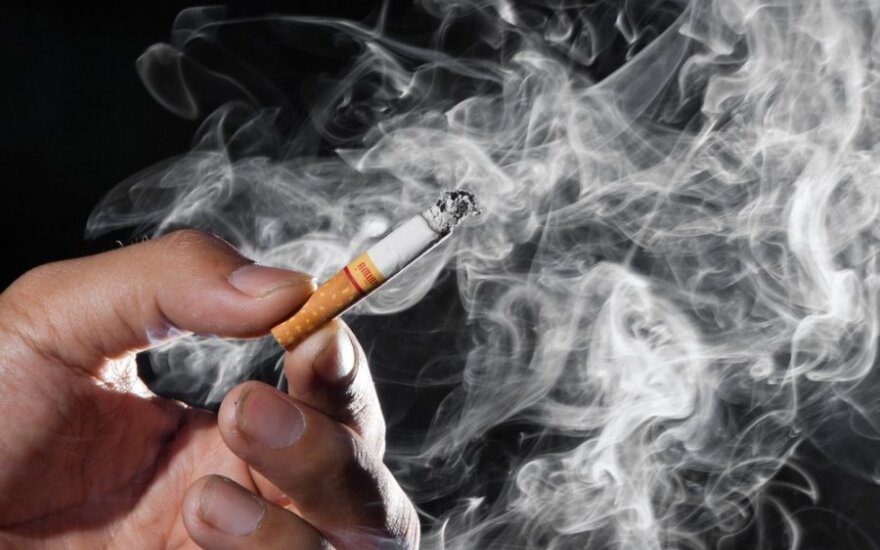 „Big Tobacco“ skandalas: siekdamos užgniaužti tyrimus apie žalą, kompanijos papirkinėjo mokslininkus ir kvietė cigaretes reklamuoti gydytojus