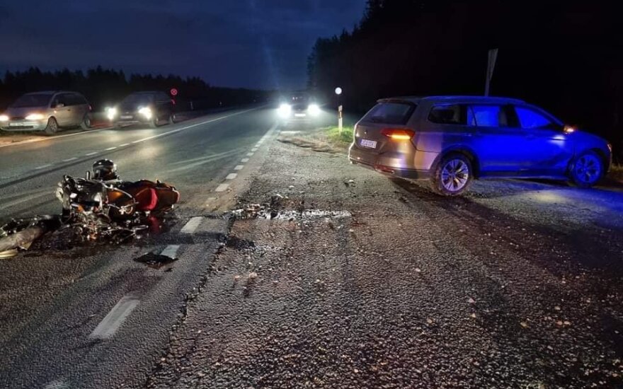 Vilniaus pakraštyje motociklas rėžėsi į „VW Passat“ šoną: motociklininkas ligoninėje
