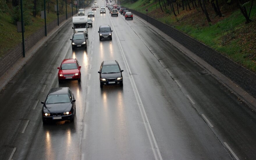 Perspėjo vairuotojus: atšalus orams – daugiau pavojų kelyje