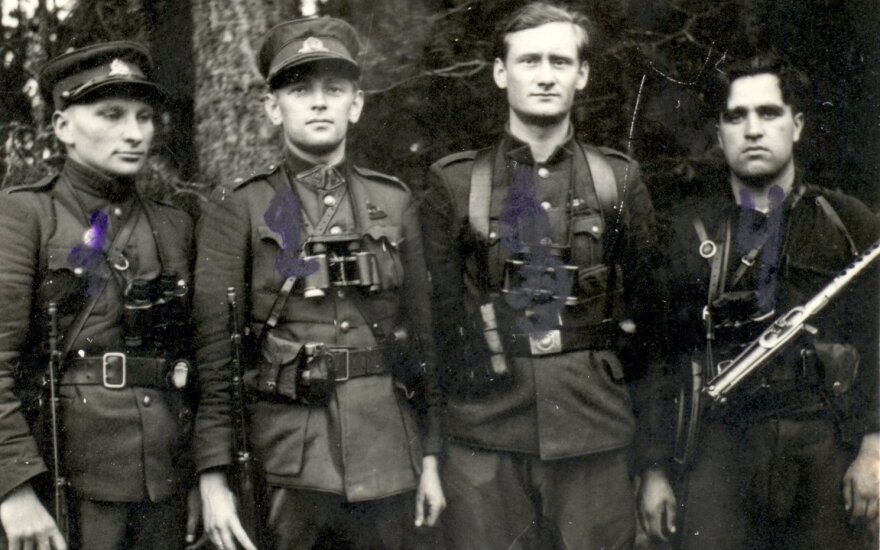 Dainavos apygardos partizanų vadovybė su Kazimieraičio rinktinės partizanais. 1948 m. Iš kairės stovi: Kazimieraičio rinktinės Vanago grupės būrio vadas Pranas Ivanauskas-Bevardis, apygardos vadas Adolfas Ramanauskas-Vanagas, apygardos štabo pareigūnas L