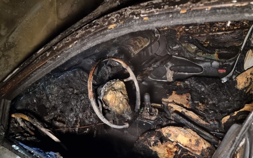 Kauno policija aiškinasi, kas naktį sudegino automobilius