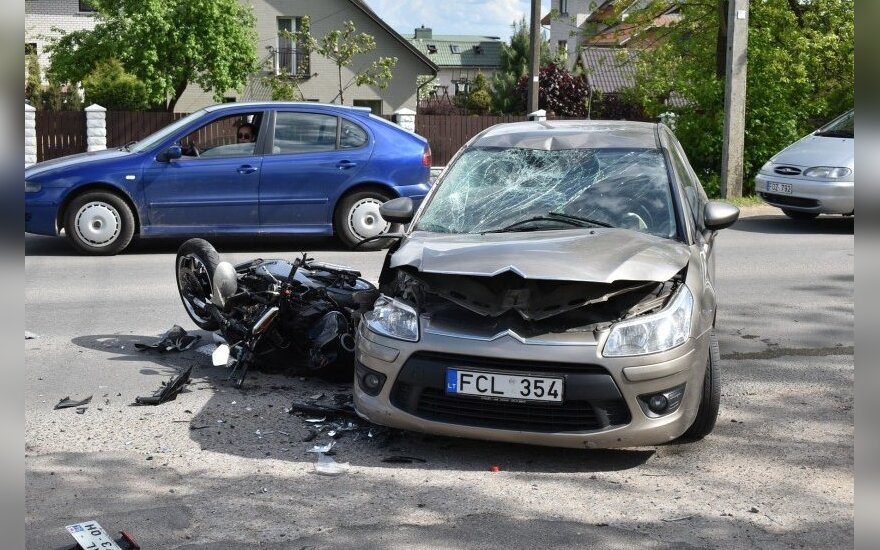 A motorcyclist died in an accident caused by a car driver in Kaunas