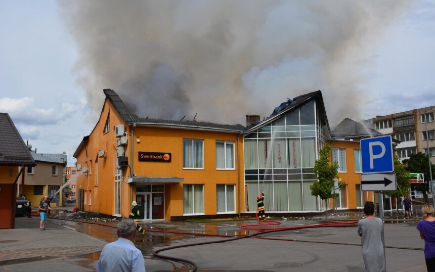 Lazdijų centre užsiliepsnojo prekybos centras „Aibė“