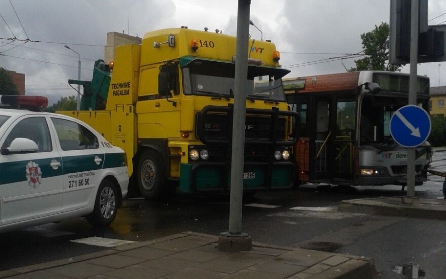 Šviesoforo reguliuojamoje sankryžoje - nesmagi autobuso avarija