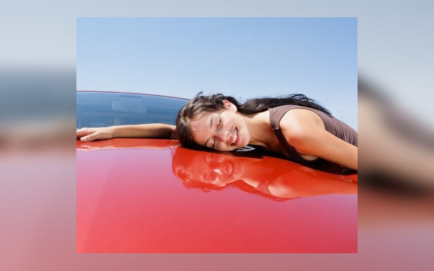 5 proc. moterų automobilį myli labiau nei vyrą