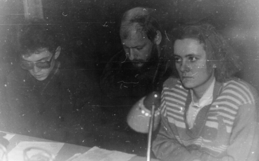 Jolanta Šarpnickienė kartu su vertėjais Sitkūnų radijo stoties studijoje, sausio 13-osios naktį, 1991 m.