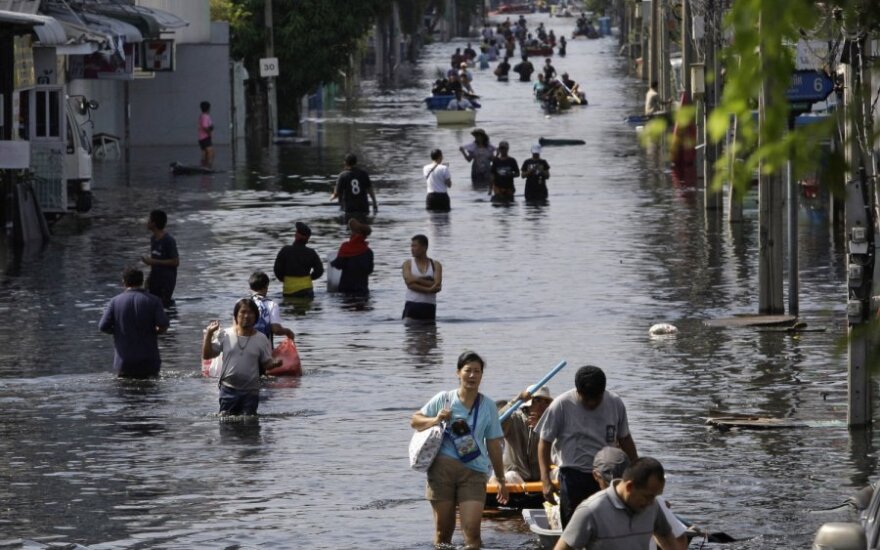 Pasaulį krečia potvyniai, cunamiai ir kitos gamtos stichijos, o tarptautinius susitarimus dėl klimato kaitos svarstoma atidėti. Spalio pabaigos potvynis Tailande