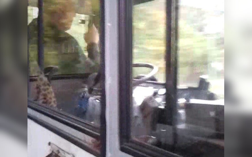 Prie vairo – saulėgrąžas gliaudantis autobuso vairuotojas