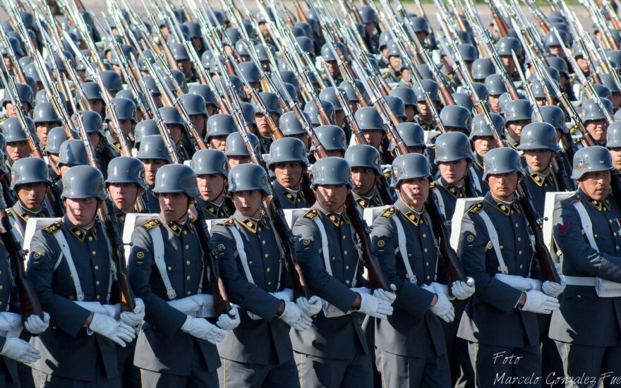 Čilės karininkai parade