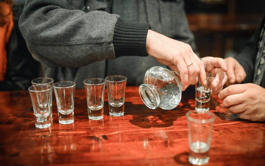 Government withholds support for proposal to raise minimum age for alcohol from 18 to 20