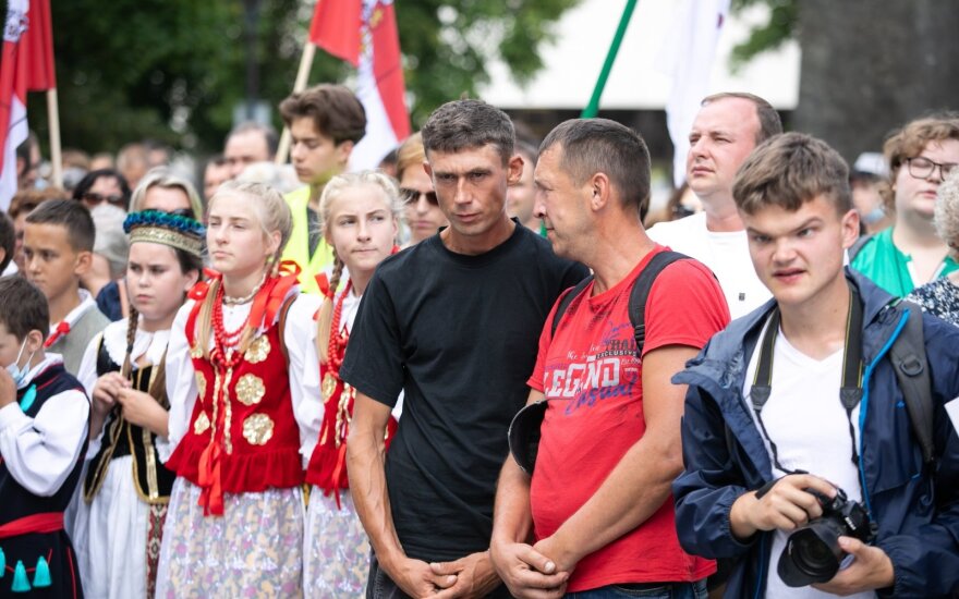 Several hundred people stage protests in Vilnius against migrants in Dieveniskes