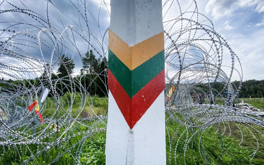 Slovenia sends in 10 km of concertina razor wire for border barrier