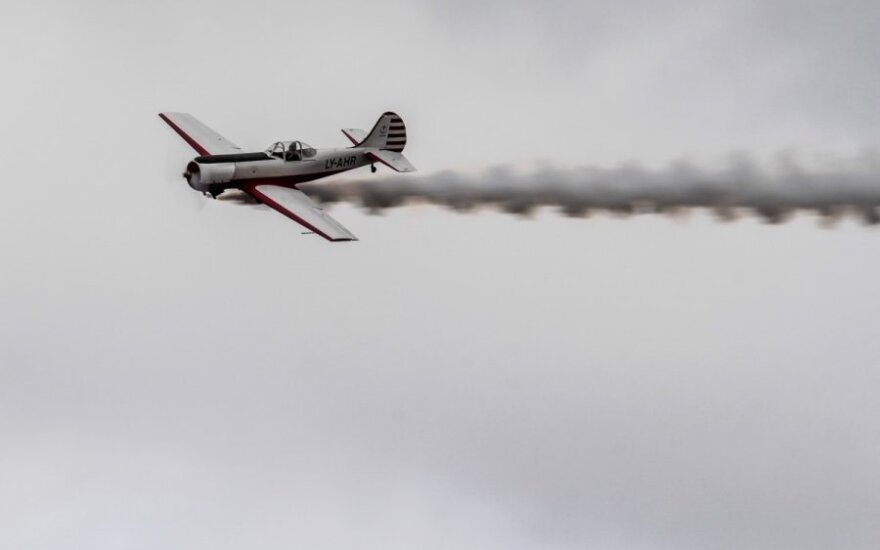 Prieš „Grand finals“ startą įspūdingai dangų raižė pilotas