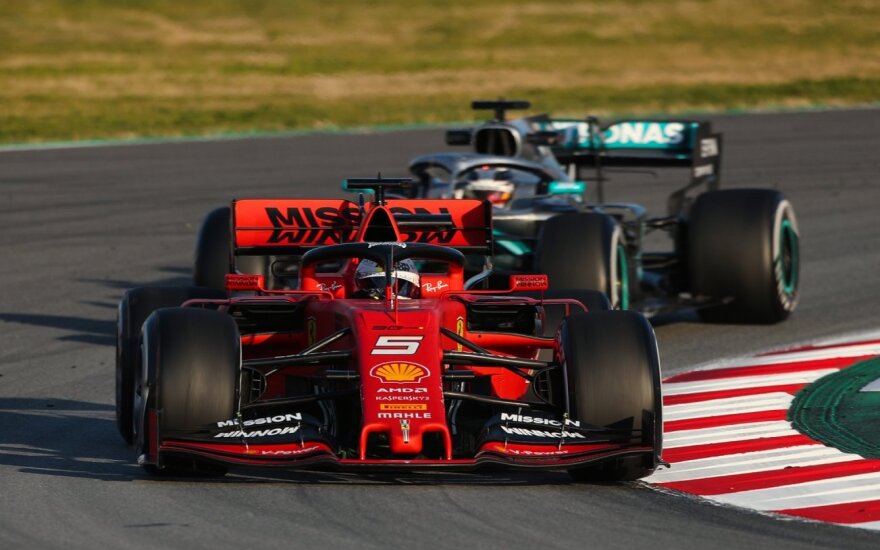 Sebastianas Vettelis (priekyje), Lewisas Hamiltonas