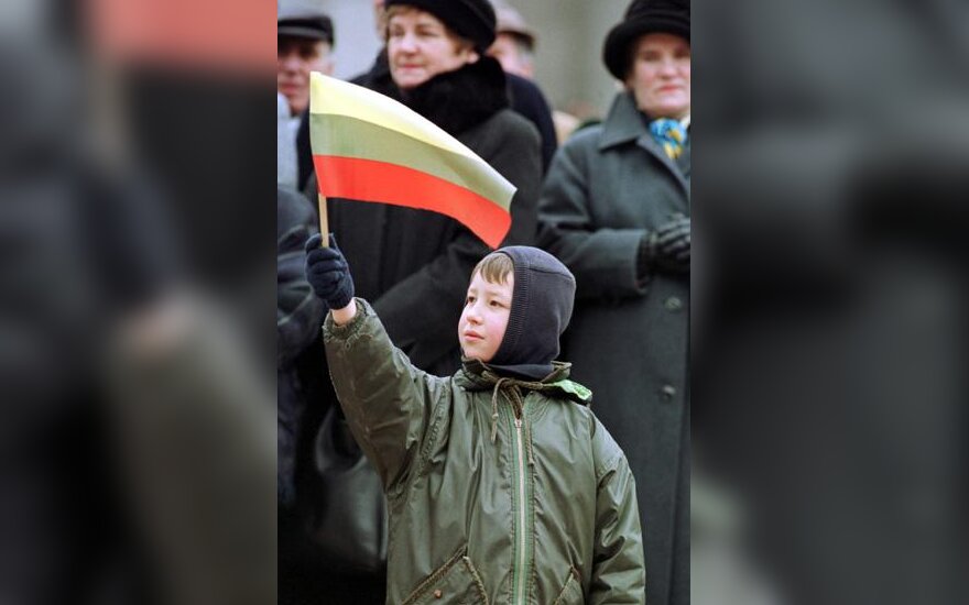 Vaikas su vėliava