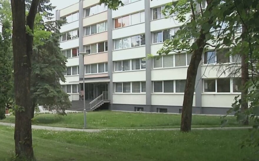 Pro langą iškritusio dvimečio tragedija: vaikas skubiai pervežtas į Kauno klinikas, jo būklė labai sunki