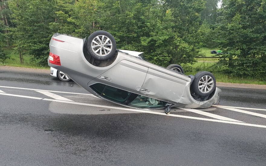 Girtutėlis vairuotojas Vilniuje sukėlė avariją: rėžėsi į stulpą ir ant stogo apvertė automobilį