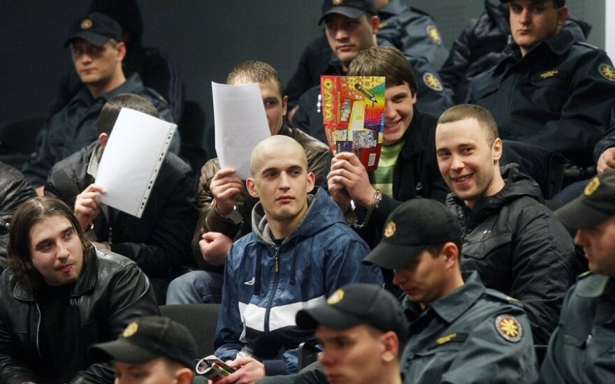„Lapinų“ grupuotės teisme – kaip teatre
