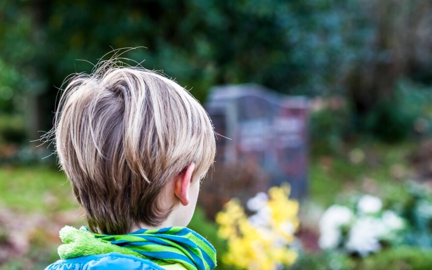 Vėlinėms artėjant: kaip su vaikais kalbėti apie mirtį?