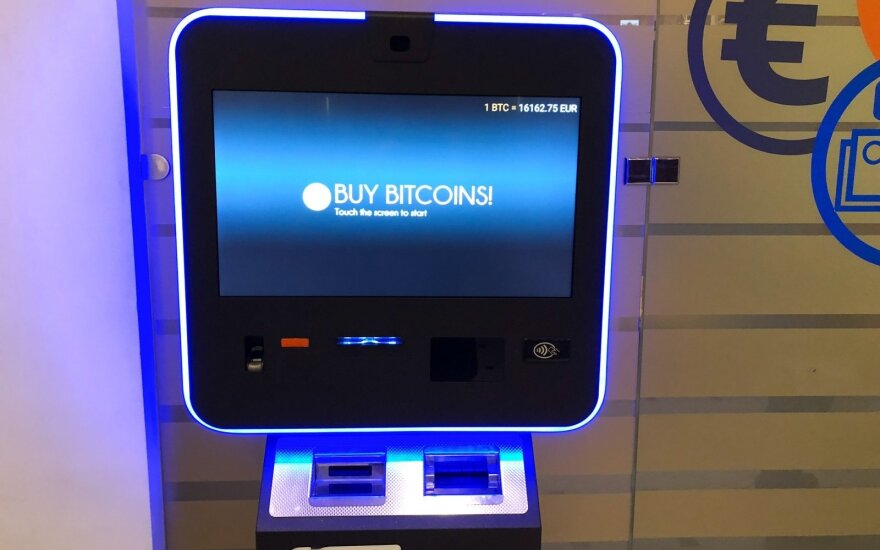Bitkoino kaina penktadienio rytą buvo smukusi žemiau 14 tūkst. dolerių