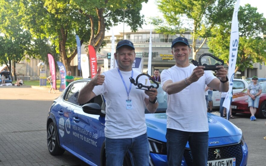 Vitoldas Milius ir Aidas Bubinas elektromobilių ralyje lėkė su "Peugeot e-208"