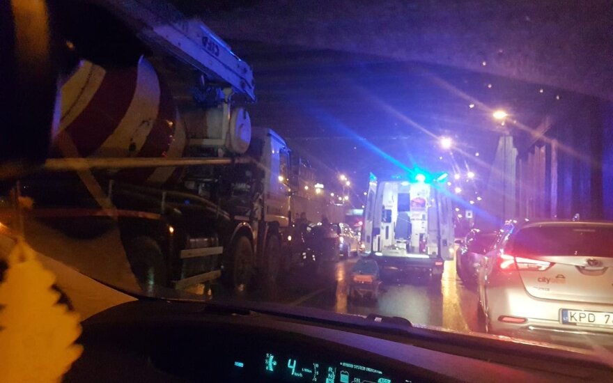 Vilniuje, Geležinio Vilko gatvėje, susidūrė trys automobiliai, į ligoninę išvežtas vyras
