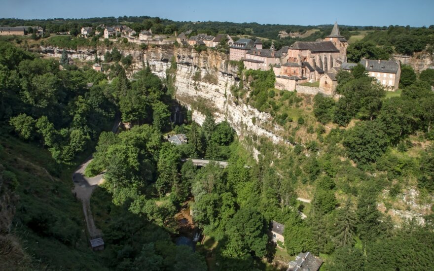 Bozulis: Prancūzijos miestelis, plytintis aukštai virš „duobės“
