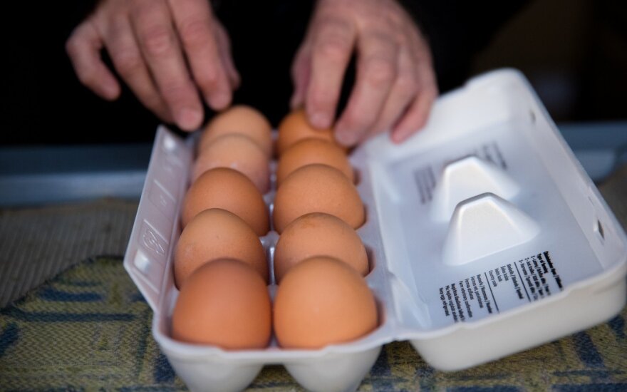 „Tušti narvai“: prekybos centruose vis dar galima rasti prasčiausiose sąlygose laikomų vištų kiaušinių