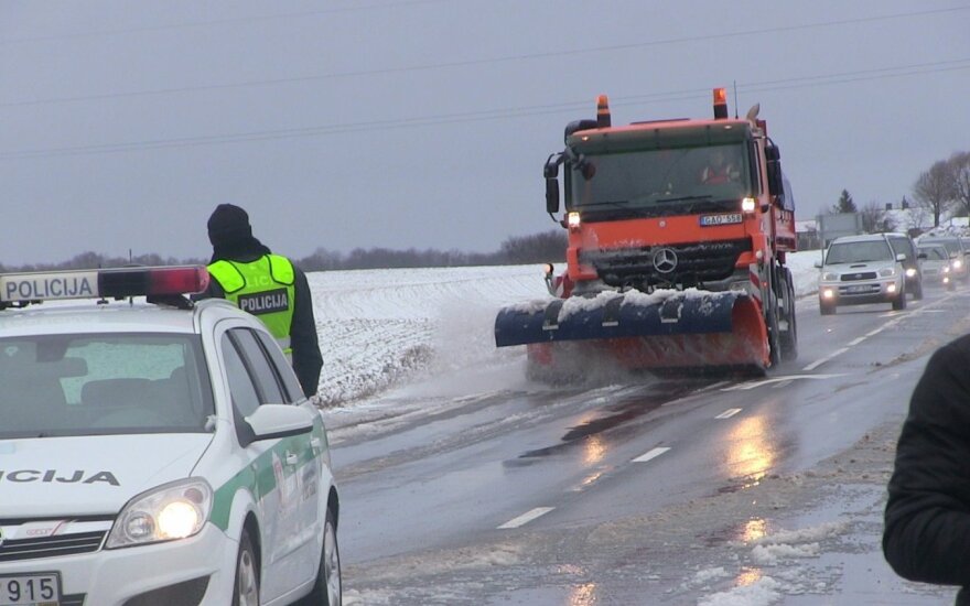 Vakarų Lietuvos keliai virto čiuožykla: įspėja dėl itin sudėtingų eismo sąlygų