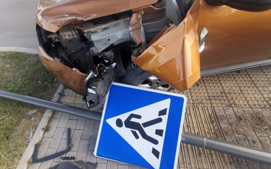 Kaunu lėkęs girtas „Dacia“ vairuotojas nepraleido pėsčiųjų ir nušlavė kelio ženklą