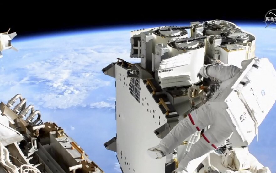 Du astronautai, prancūzas ir amerikietis, sekmadienį šešias valandas dirbo atvirame kosmose.