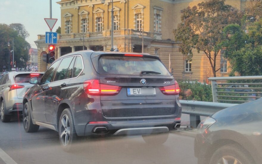 DELFI skaitytojų užfiksuoti prabangūs automobiliai su elektromobiliams skirtais valstybiniais numeriais