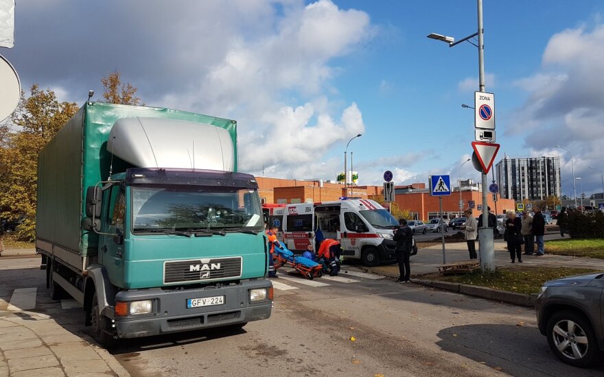 Vilniuje, pėsčiųjų perėjoje, sunkvežimis partrenkė senjorą