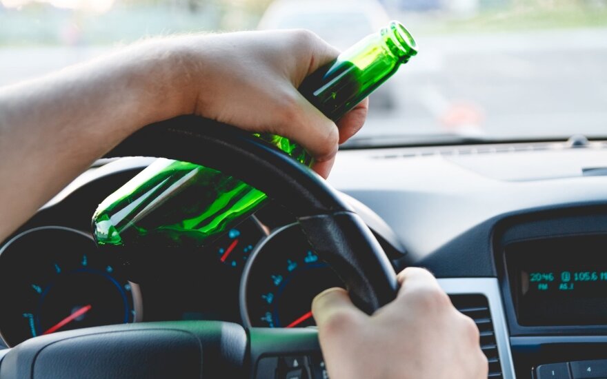 Psichologė: vairuotojai neįvertina tikrojo alkoholio poveikio – ypač pavojingi „rytiniai“ pasivažinėjimai