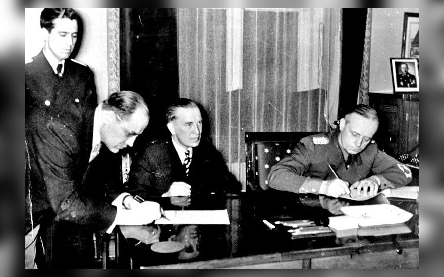 Lithuania's ambassador to the Nazi Germany Kazys Škirpa signs the act of the Klaipėda region hand over to the Nazi Germany. Seated Lithuania's ForMin J. Urbšys and his German counterpart  J. von Ribentrop.  1939 March 23 d.