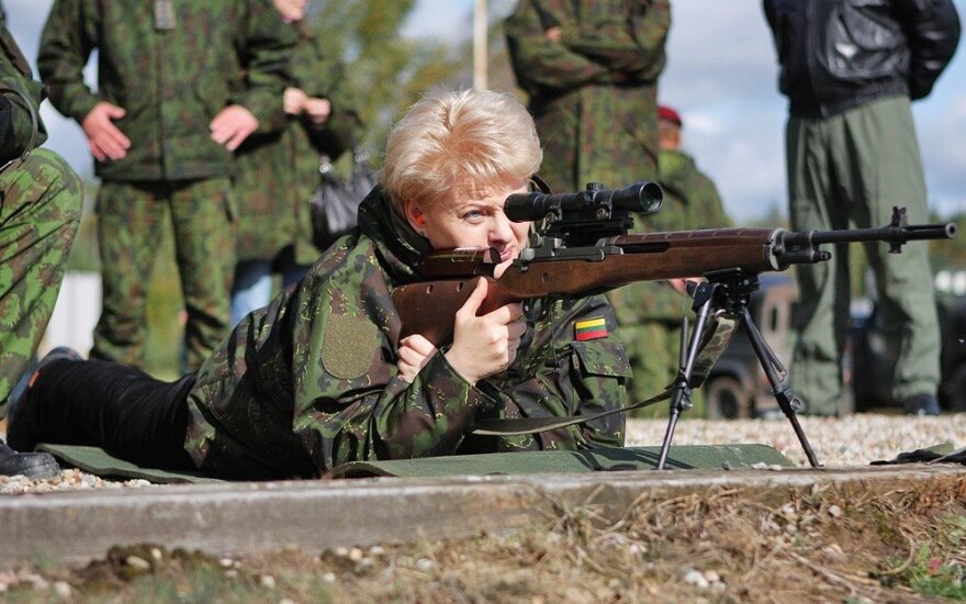 President Dalia Grybauskaitė is trying out the semi-automatic weapon M14L1
