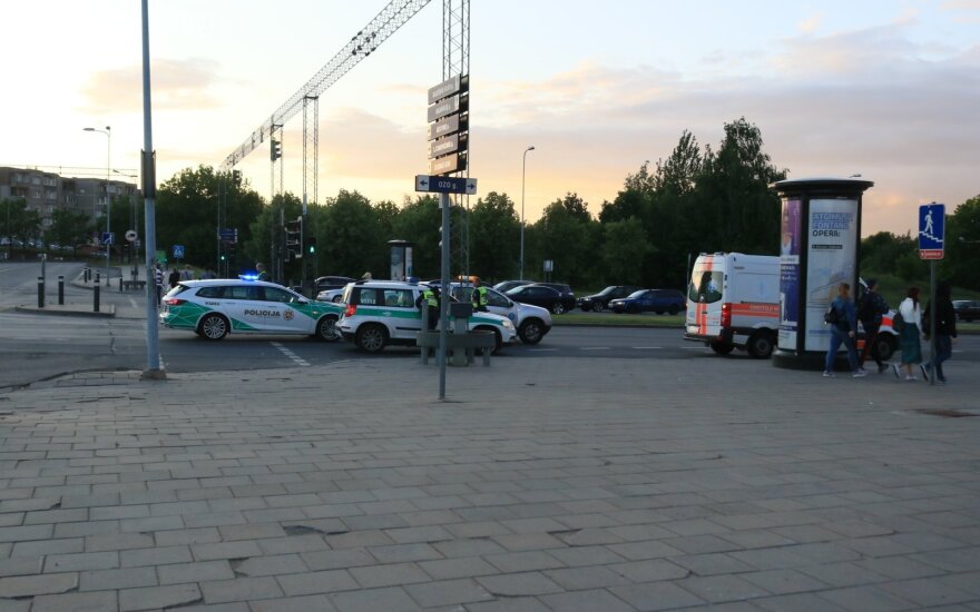 Apsaugininkų automobilis Vilniuje partrenkė girtą pėsčiąjį